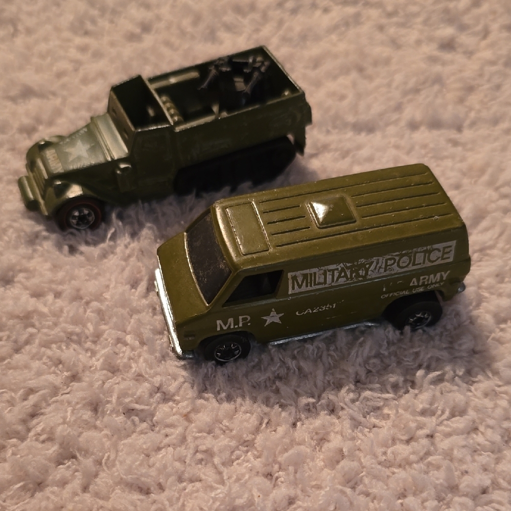 ♡♡♡ Military Hot Wheels Red Line